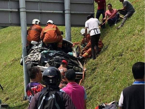 Gambar tular dirakamkan orang awam dalam operasi mengeluarkan mangsa kereta terbabas di Lebuhraya Duke menghala Damansara pagi tadi.