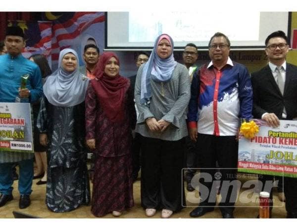 Rina (tengah), Pengarah Jabatan Penerangan Wilayah Persekutuan, Erwin Khairul Ahmad (dua, kanan) dan Rektor Kolej Profesional Baitulmal, Profesor Datuk Dr Noor Inayah Ya'akub (tiga, kiri) bergambar bersama pemenang serta kesemua peserta Pertandingan Pidato Kenegaraan 2019 peringkat Wilayah Persekutuan di Kolej Profesional Baitulmal, di sini, hari ini.