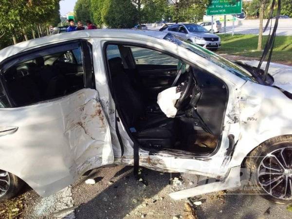 Kerosakan pada bahagian depan kereta Toyota Corolla Altis dinaiki kesemua mangsa selepas terbabas di KM2.4 Lebuhraya DUKE.