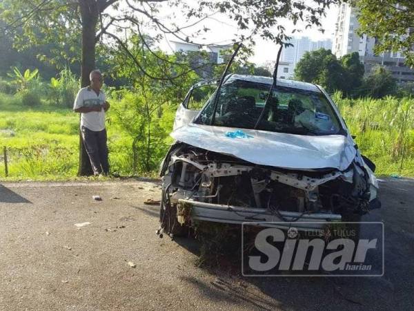 Kerosakan pada bahagian depan kereta Toyota Corolla Altis dinaiki kesemua mangsa selepas terbabas di KM2.4 Lebuhraya DUKE.