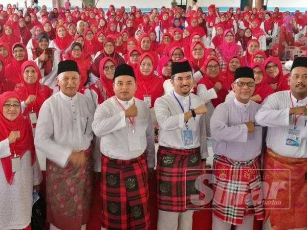 Asyraf Wajdi (depan, tiga dari kanan) teruja merasmikan mesyuarat perwakilan Pemuda, Wanita dan Puteri UMNO Bahagian Padang Rengas sambil diiringi Mohd Ariff (depan, tengah) hari ini.