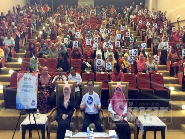 Chee Leong (tengah) bersama sebahagian peserta yang menyertai taklimat bersih, selamat dan sihat pengusaha kantin Melaka di Pusat Dagangan Antarabangsa Melaka di Ayer Keroh hari ini.