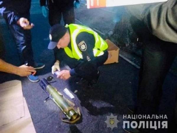 Polis turut menjumpai pelancar bom tangan di lokasi kejadian.