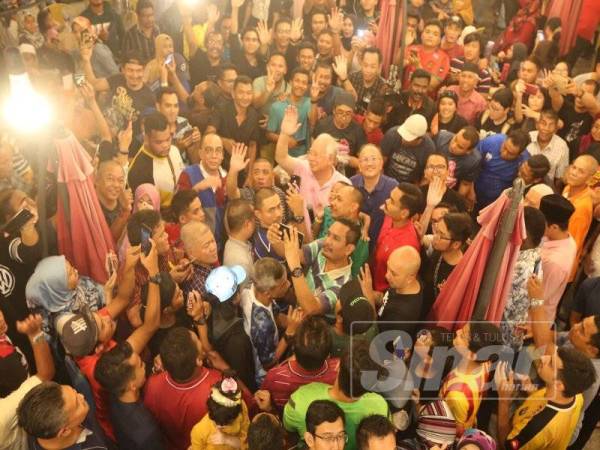 Ribuan rakyat mengambil kesempatan untuk berswafoto sambil melaungkan 'bossku' dan 'bukan beshe-beshe' di Gerbang Malam semalam.