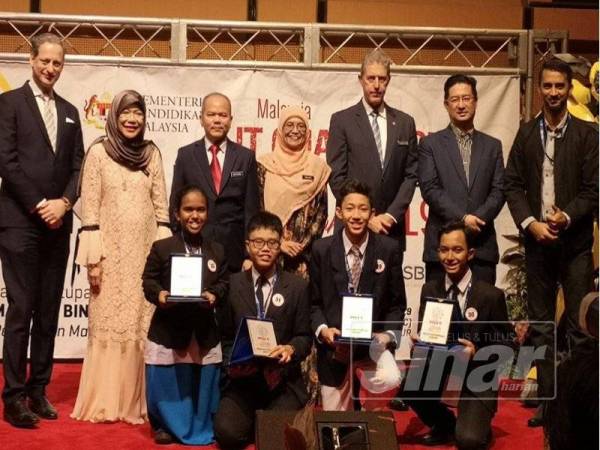 Biarpun terdiri daripada pelbagai bangsa, kejayaan pasukan merangkul johan pada Pertandingan Cabaran IT untuk Belia Berkeperluan Khas Peringkat Kebangsaan amat membanggakan.