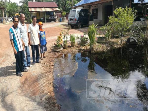 Isnin (kiri) menziarahi Kami (kanan) di rumahnya di Kampung Parit Yasin.