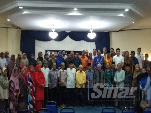 Tengku Razaleigh (tengah) bersama hadirin pada program Bicara Bersama Tokoh bertajuk Masa Depan Politik Melayu anjuran Gagasan Melayu Perak di Dewan Safari Resort Sungai Perak malam tadi.