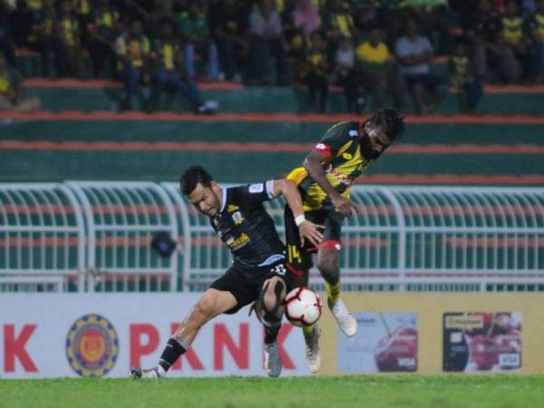 N Thanabalan (kanan) menjaringkan gol pertama buat Lang Merah. FOTO - MOHD ASHRAF