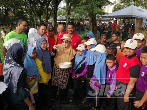 Dr Mariah (tengah) menunjukkan contoh nyamuk aedes yang kepada murid sekolah yang hadir pada Program Mega Cari Dan Musnah Aedes Negeri Selangor Peringkat MPSJ 2019 di Taman Puchong Utama, di sini hari ini.