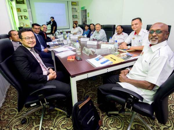 Sivarasa (kanan) hadir bagi mendengar taklimat Institut Penyelidikan dan Pengurusan Kemiskinan (InsPen) di Universiti Malaysia Kelantan (UMK) Kampus Bachok hari ini. - Foto Bernama