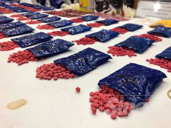 Dadah bernilai hampir RM200,000 yang dirampas daripada tujuh lelaki dalam tiga serbuan berasingan di tiga daerah kelmarin.