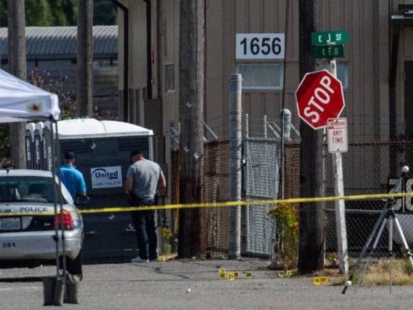 Polis menutup laluan utama ke lokasi kejadian.