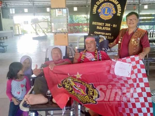 Mohd Nasir (dua, kanan) menderma darah dalam program di SJKC Yuk Cheng Tanah Merah semalam.