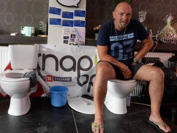 De Frenne mencabar dirinya untuk duduk selama 165 jam di tandas, namun hanya berjaya mencipta rekod selama 116 jam.