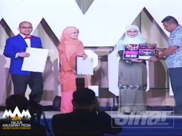 Nor Aieni (dua kanan) menyampaikan hadiah kemenangan kepada wakil Sinar Harian, Mohd Taha Yaacob.