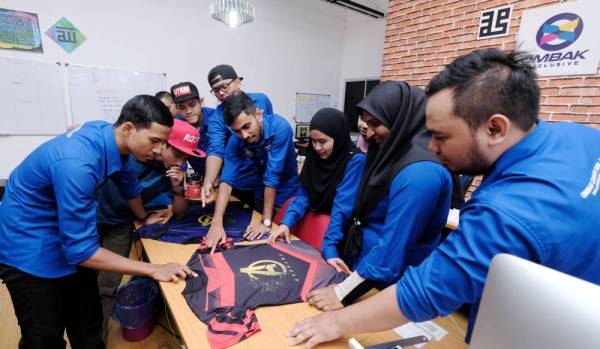 Shaick bersama pekerjanya melihat rekaan jesrsi yang dihasilkan oleh Ombak Exclusive.