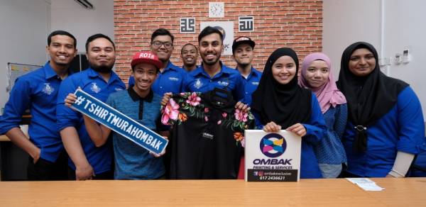 Shaick (tengah) bersama kakitangan yang menjadi tulang belakang Ombak Exclusive.