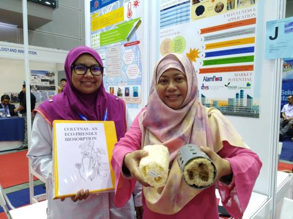 Dr. Rohayu (kanan) menunjukkan produk Inovasi colufnas yang diperbuat daripada petola.