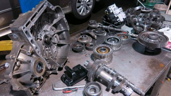 
Komponen dalam transmisi kenderaan yang sedang dibaik pulih.