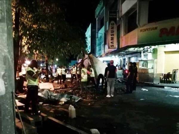 Gerai penjaja yang dirobohkan MBAS pada malam Selasa lalu.