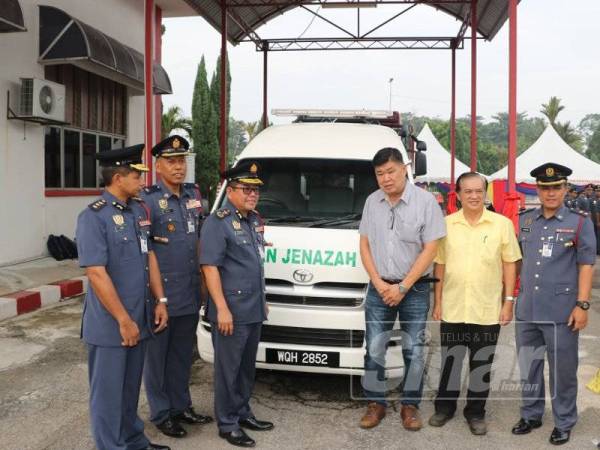 JBPM Selangor menerima sebuah van jenazah hasil sumbangan Presiden Kepolisan Masyarakat (CP) Malaysia yang juga aktivis masyarakat, Kuan Chee Heng. FOTO - Ihsan Facebook JBPM Selangor
