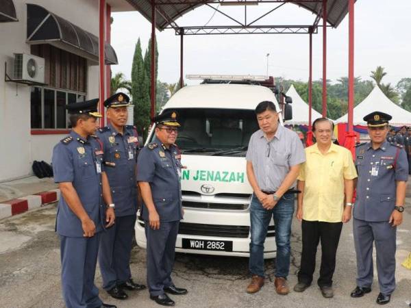 JBPM Selangor menerima sebuah van jenazah hasil sumbangan Presiden Kepolisan Masyarakat (CP) Malaysia yang juga aktivis masyarakat, Kuan Chee Heng. FOTO - Ihsan Facebook JBPM Selangor