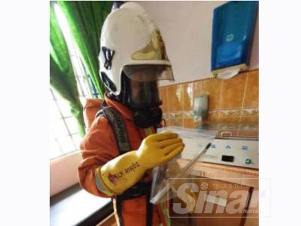 Anggota bomba yang terlibat membersihkan tumpahan merkuri di Hospital Raub hari ini.