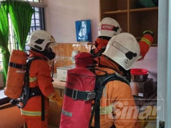 Anggota bomba yang terlibat membersihkan tumpahan merkuri di Hospital Raub hari ini.
