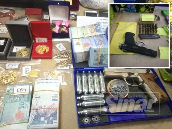 Sepucuk pistol jenis walter yang dirampas polis dengan tertangkapnya dua suspek warga Iran di sebuah kondominium di Jalan Solaris, Kuala Lumpur, Jumaat lalu. Gambar kecil, sepucuk pistol jenis yang dirampas polis dengan tertangkapnya seorang suspek warga tempatan di sebuah kondominium di Sungai Besi, Kuala Lumpur, Khamis lalu.