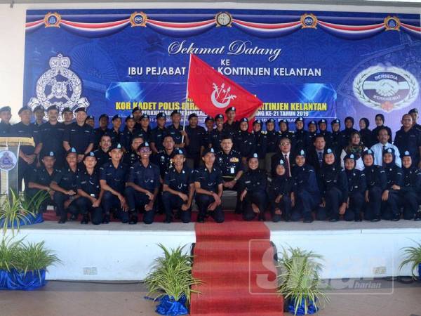 Azmi (tengah) bergambar bersama 36 ahli kor kadet polis Kontinjen Kelantan sebelum berlepas bagi menyertai Perkhemahan Peringkat Kebangsaan di Selangor.