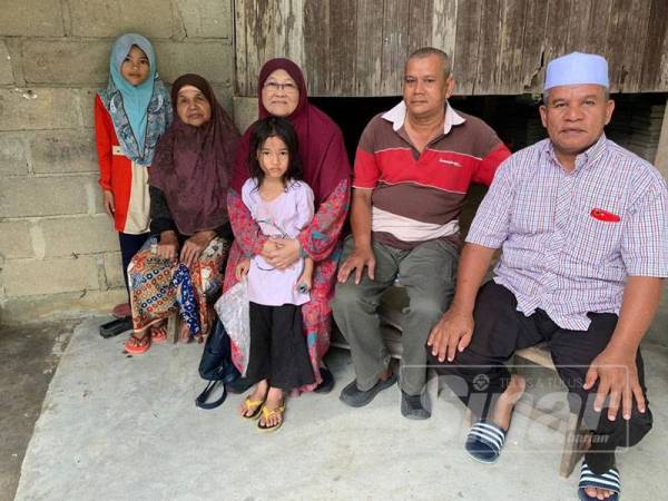 Limah (duduk, dua dari kiri) ketika dikunjungi Jom Cakna Asnaf di rumahnya di Kampung Bukit Kechik, Gual Ipoh.