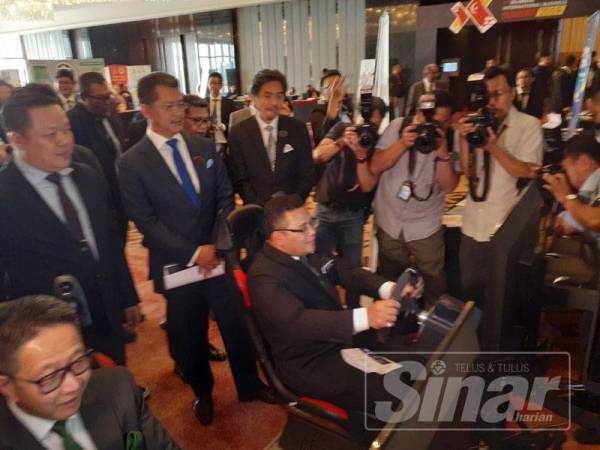 Amirudin ketika melawat ruang pameran pada Majlis Sidang Kemuncak Perniagaan Antarabangsa Selangor 2019(SIBS) di sini.