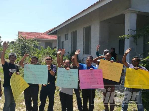 Pembeli kecewa projek perumahan terbengkalai sejak 10 tahun lalu.