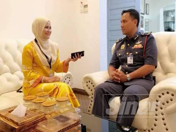 Nor Hisham (kanan) ketika ditemubual Sinar Harian di Ibu Pejabat JBPM Pahang