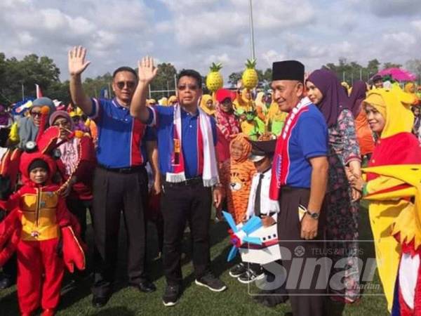Tosrin (dua dari kanan) mewakili Menteri Besar sempena Majlis Hari Potensi Tabika dan Taska Kemas Negeri Johor di Sekolah Sukan Tunku Mahkota Ismail (SSTMI) semalam.