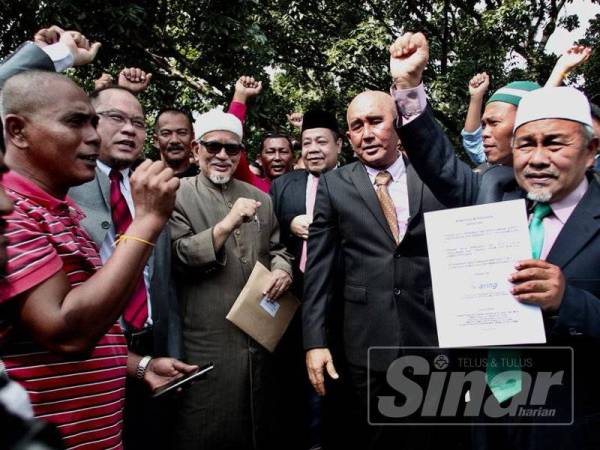 Ahli Parlimen Marang, Datuk Seri Abdul Hadi Awang bersama Ahli Parlimen Kubang Kerian, Datuk Tuan Ibrahim Tuan Man menerima memorandum daripada wakil nelayan Pantai Timur , Bahiyuddin Awang @ Harun. - FOTO ZAHID IZZANI