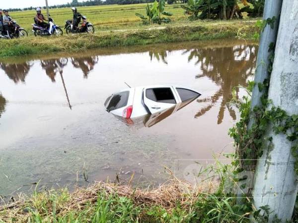 Kenderaan Perodua Axia dinaiki dua guru wanita hilang kawalan lalu jatuh ke dalam parit.