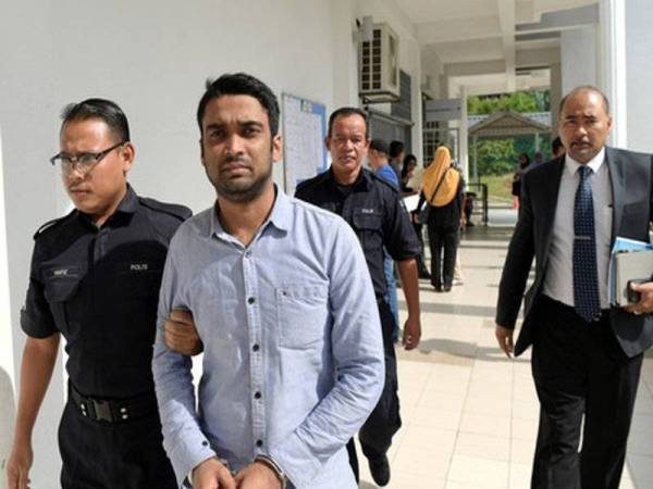 Eksekutif Teknologi Maklumat (IT) di China Md Anoy Mahmud, 23, (dua, kiri) didenda RM1,500 oleh Mahkamah Majistret hari ini, selepas mengaku bersalah menceroboh kawasan pintu pelepasan di Lapangan Terbang Antarabangsa Kuala Lumpur 2 (klia2) minggu lalu. Hukuman dijatuhkan Majistret A Akhiruddin@Boy Acho terhadap lelaki warga Bangladesh itu selepas tertuduh mengaku bersalah atas pertuduhan yang dibacakan jurubahasa dalam bahasa Inggeris. - Foto Bernama