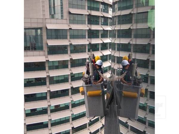Gondola yang dinaiki mangsa terlibat di tingkat 31 bangunan terbabit dalam kejadian yang berlaku tengah hari tadi. - Foto Ihsan Bomba Kuala Lumpur