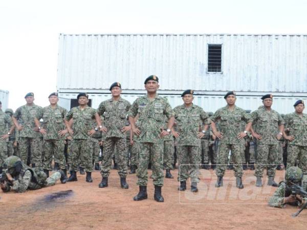 Azizan (tengah) selepas menyempurnakan perasmian OBUA di 4 RAMD Kem Tapah hari ini.
