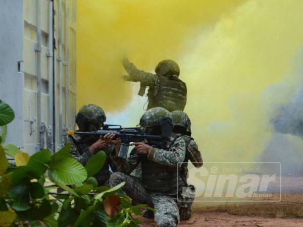 Sebahagian latihan Operasi Dalam Kawasan Terbina (OBUA) yang dipertontonkan sempena perasmian OBUA di 4 RAMD Kem Tapah hari ini.