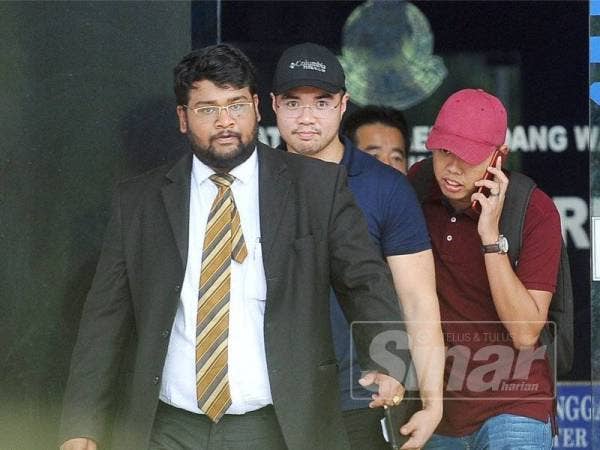 Haziq Abdullah ketika keluar dari Ibu Pejabat Polis Daerah Dang Wangi baru-baru ini. - FOTO ROSLI TALIB