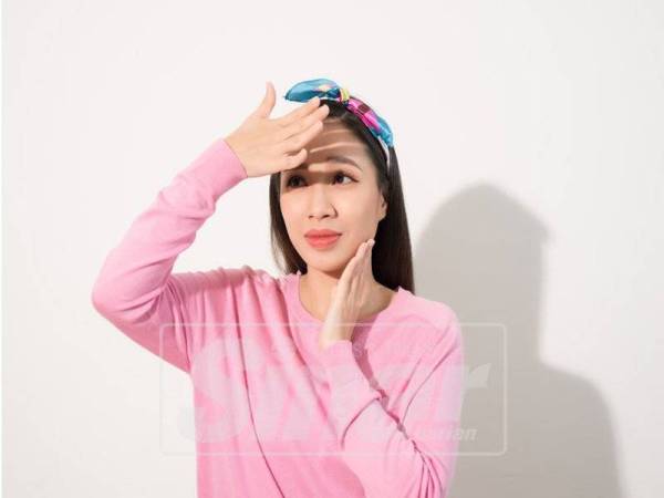 WANITA lazimnya bimbang sinaran cahaya matahari akan membuatkan kulit mereka menjadi gelap.