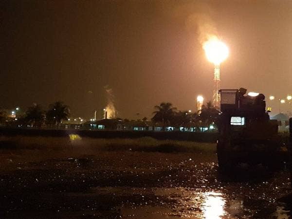 Kepulan asap kelihatan dari menara penyulingan di loji pemprosesan gas milik PGB di Santong, Paka ketika bomba sedang melakukan kerja pemadaman api, kira-kira jam 1 pagi tadi.
