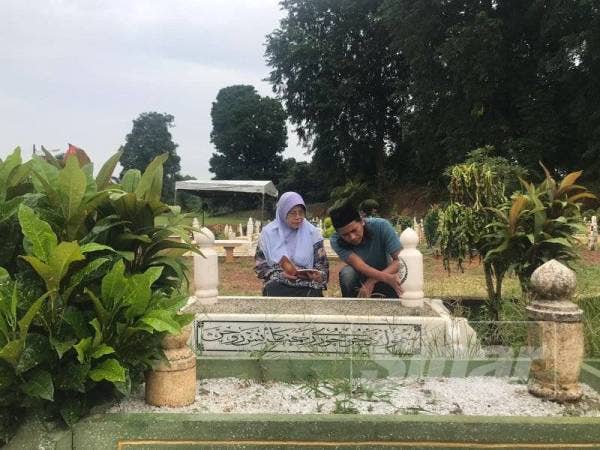Junaidah dan Mohd Salman kerap menziarahi pusara Mohd Ali dan Mohd Salim yang dikebumikan di Tanah Perkuburan Islam di Kampung Raja, Pagoh.