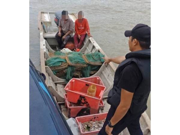 PPM menahan dua nelayan warga Myanmar di perairan Laut Kuala Sekinchan semalam.