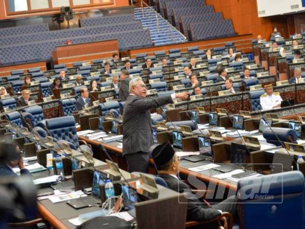 Keadaan di Dewan Rakyat bertukar kecoh hari ini susulan perkataan 'rompak' yang didakwa digunakan oleh Ahli Parlimen Bagan, Lim Guan Eng ketika memberi kenyataan mengenai bayaran balik cukai barangan dan perkhidmatan (GST) . - FOTO SHARIFUDIN ABDUL RAHIM