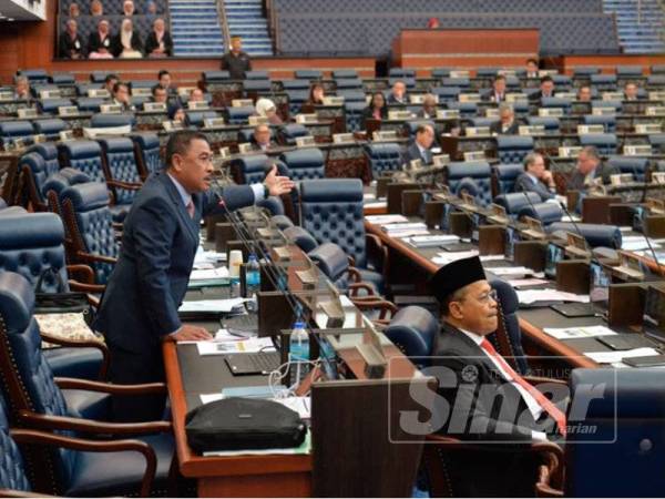 Keadaan di Dewan Rakyat bertukar kecoh hari ini susulan perkataan 'rompak' yang didakwa digunakan oleh Ahli Parlimen Bagan, Lim Guan Eng ketika memberi kenyataan mengenai bayaran balik cukai barangan dan perkhidmatan (GST) . - FOTO SHARIFUDIN ABDUL RAHIM