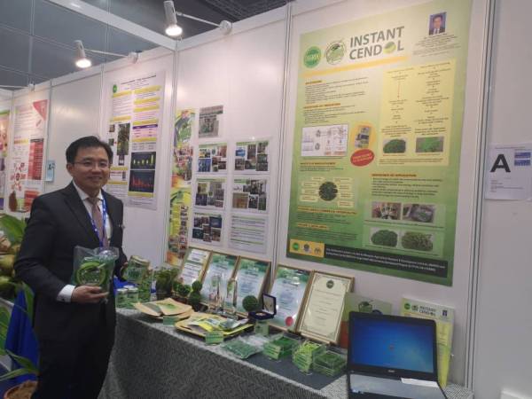 Dr Chua menunjukkan hasil kajiannya pada Pertandingan Pameran Antarabangsa Ciptaan, Inovasi dan Teknologi (ITEX) 2019, bertempat Pusat Konvensyen Kuala Lumpur (KLCC) baru-baru ini.