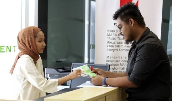 Sebelum memulakan pelaburan, ambil tahu caj yang terlibat dan rujuk kepada ejen yang dilantik.